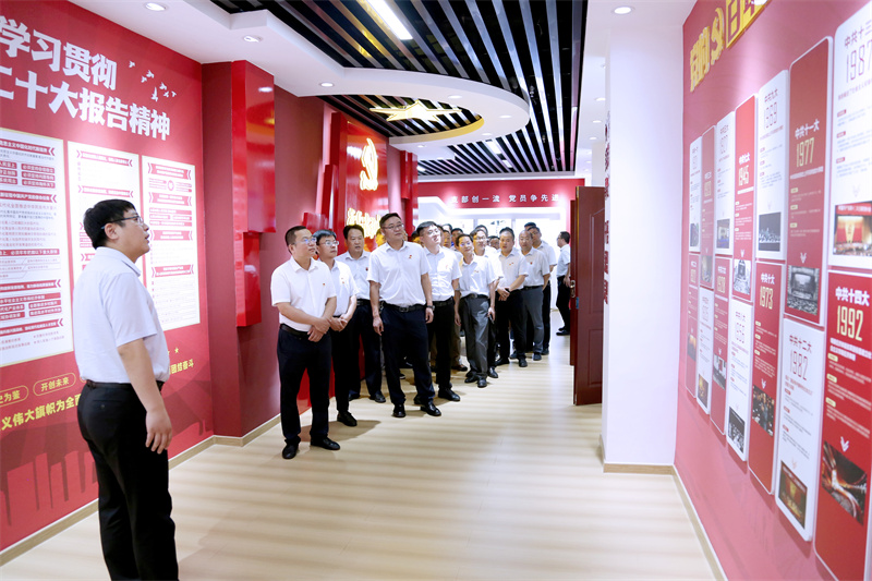 参观集团党建活动室 参观集团党建活动室